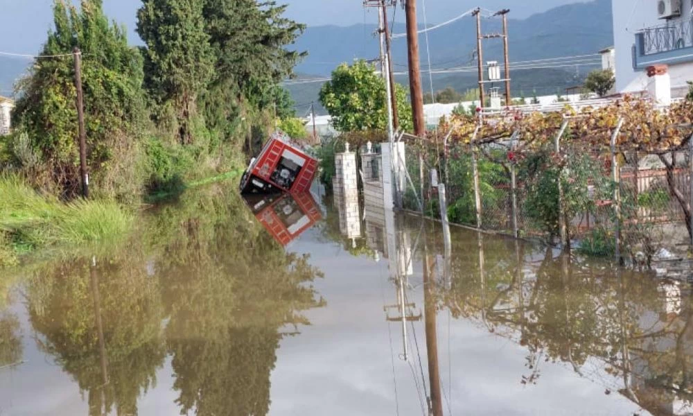 Κακοκαιρία: Θρίλερ στο Μεσολόγγι-Δεκάδες κλήσεις στην Πυροσβεστική για διάσωση ατόμων και αντλήσεις υδάτων